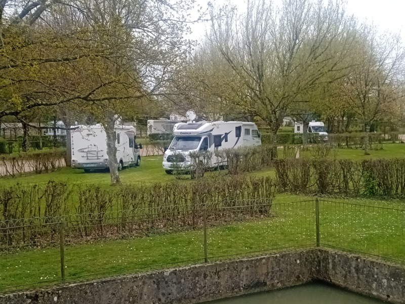 Emplacement camping-car au camping les chênes