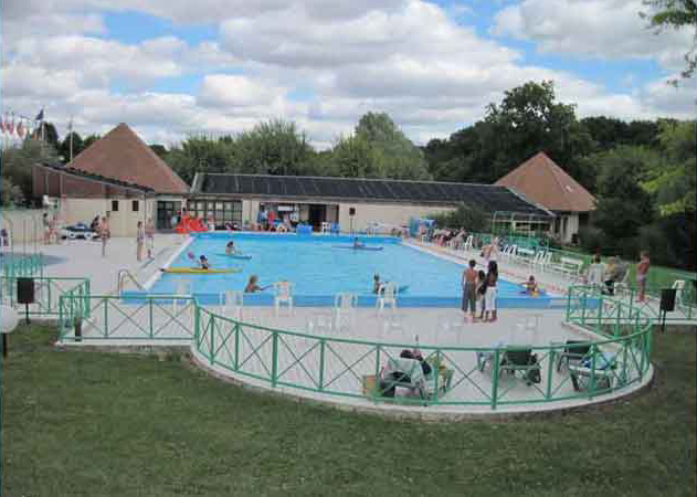 Piscine chauffée du camping les chênes à valençay