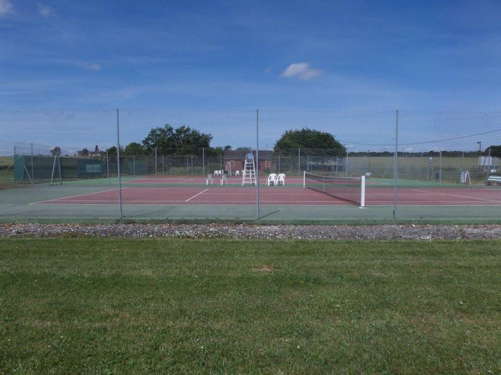 Terrain de tennis du camping les chênes à Valençay