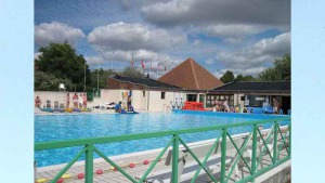 Piscine chauffée du camping les chênes à valençay